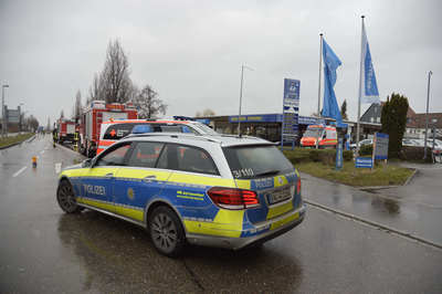 Weilheim: Mann erleidet medizinischen Notfall und knallt gegen Baum - Rettungshubschrauber im Einsatz